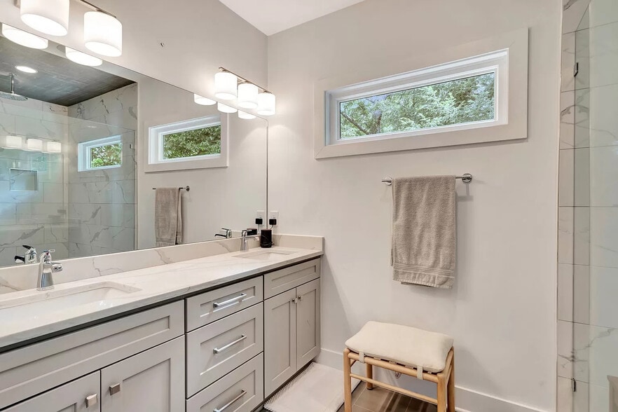 Master Bath - 1825 Lombardy Ave