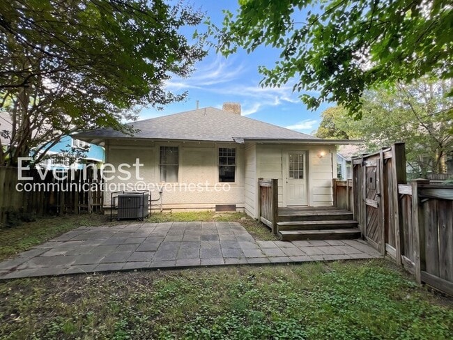 Building Photo - 2 Bed/1 Bath Home with Fenced Yard / Available Now!