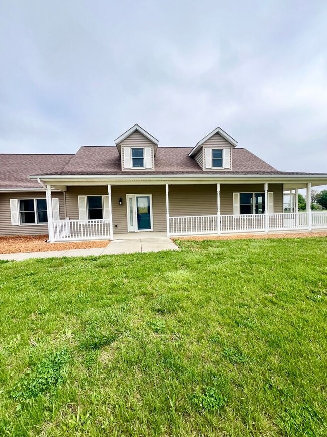 Primary Photo - NEW LISTING! 3 Bedroom home