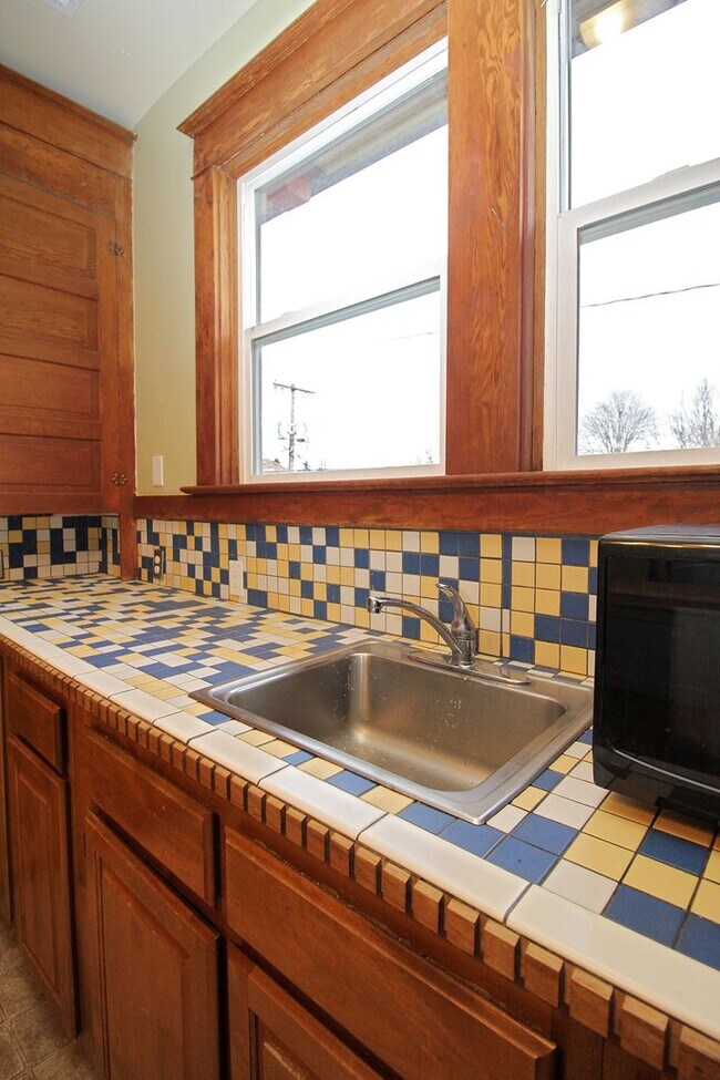 Building Photo - 4033 SE Hawthorne Blvd