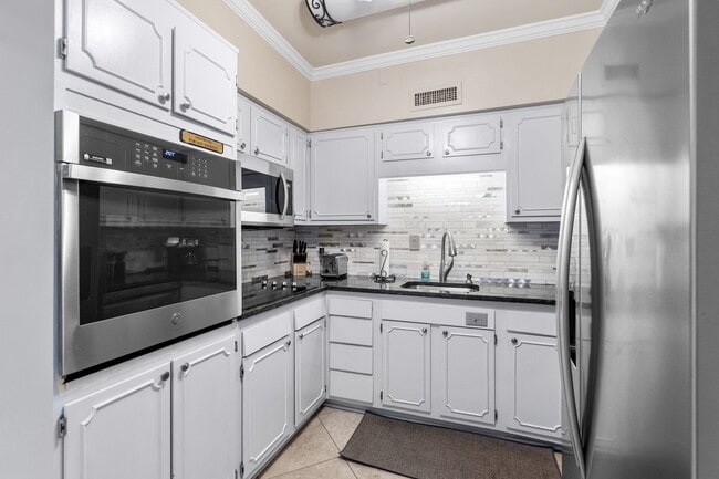 Building Photo - 10100 Lakeshore Dr