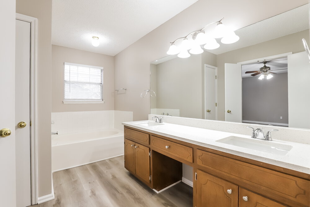 Building Photo - 1175 Riverside Trce