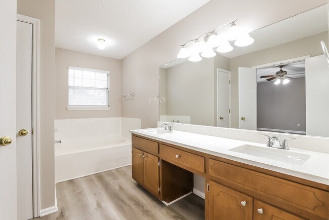 Building Photo - 1175 Riverside Trce