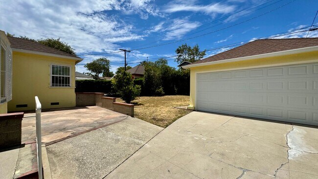Building Photo - Charming House  with Large yard