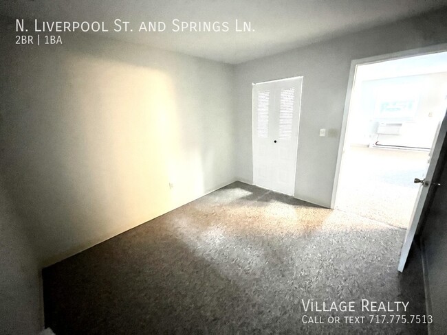 Building Photo - No steps! Affordable 2-Bed Convenient to I...