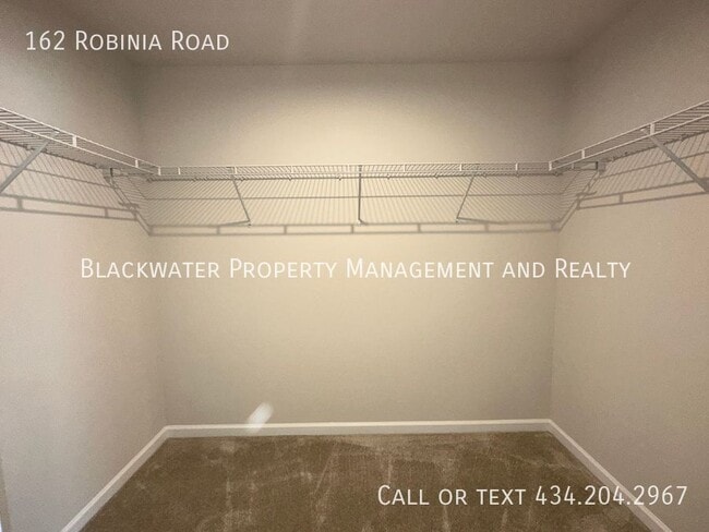 Building Photo - 162 Robinia Rd