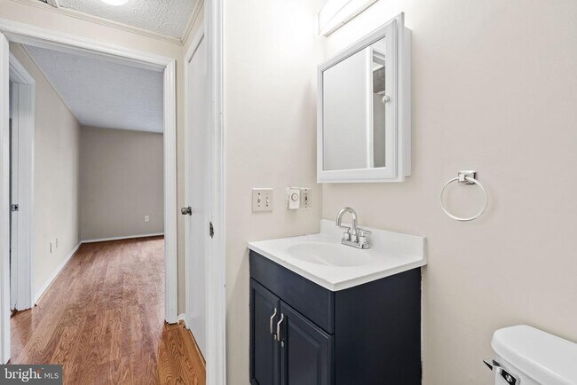 Building Photo - 1005 Lower Clubhouse Drive