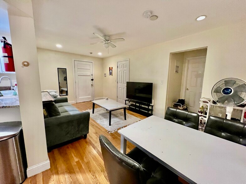 Building Photo - 62 Egmont St