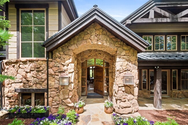 Building Photo - 353 Pfister Dr
