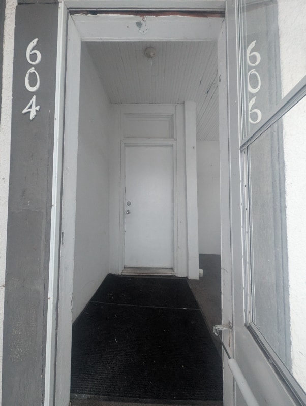 Building Photo - 604 Adams St NE