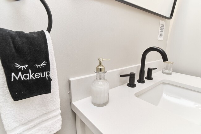 Building Photo - Fully Furnished 2BD Duplex in the Heart of downtown Indy!