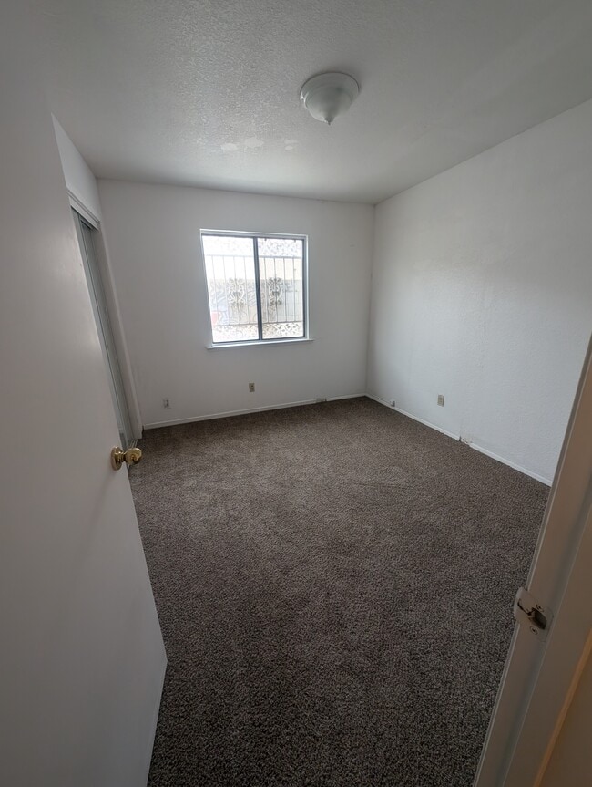 Building Photo - 955 E Amber Ave