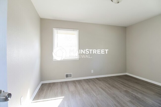 Building Photo - 3 Bedroom Pet-Friendly Home in Kansas City, MO with Main Street Renewal