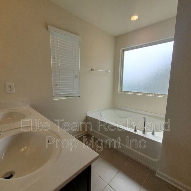 Building Photo - 4033 Black Walnut Wy