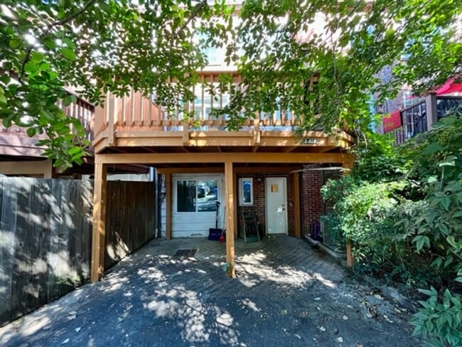 Building Photo - Great 4 BR 3 BA townhouse in great quiet s...