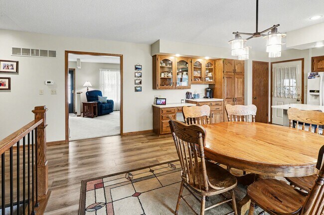 Building Photo - For Rent – 4 Bedroom Home in Sunset Hills, Pella