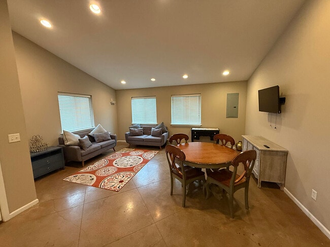 Building Photo - 1409 Paris Rd