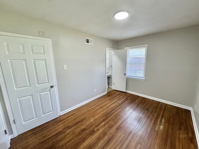 Building Photo - 4179 Leweir St