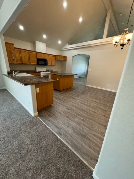 Building Photo - 992 Heather Way