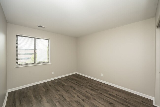 Building Photo - Two Bedroom, 2 Bath Creve Coeur Condo