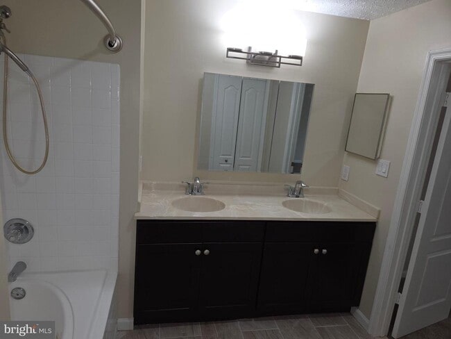 Building Photo - 4604 Deepwood Ct