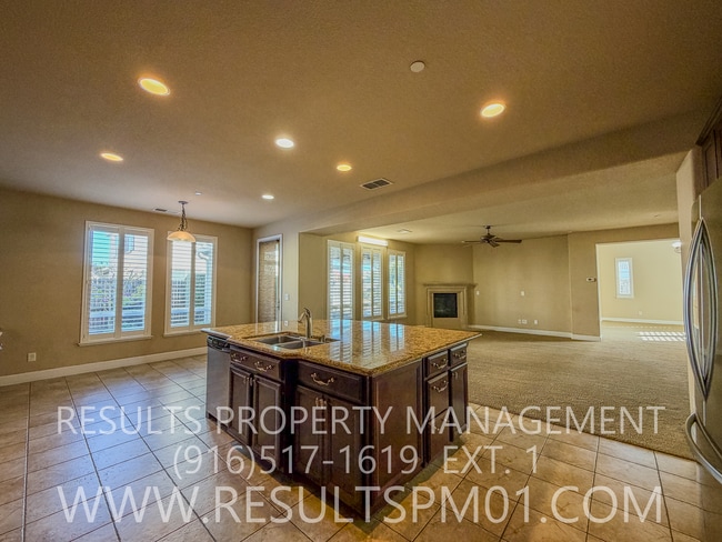 Building Photo - Elegance and spacious Mini Mansion