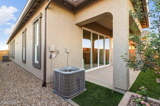 Building Photo - 1255 N Arizona Ave