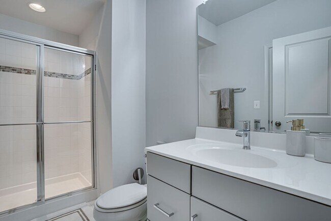 Building Photo - Luxury Townhome with Stunning Views and Pr...