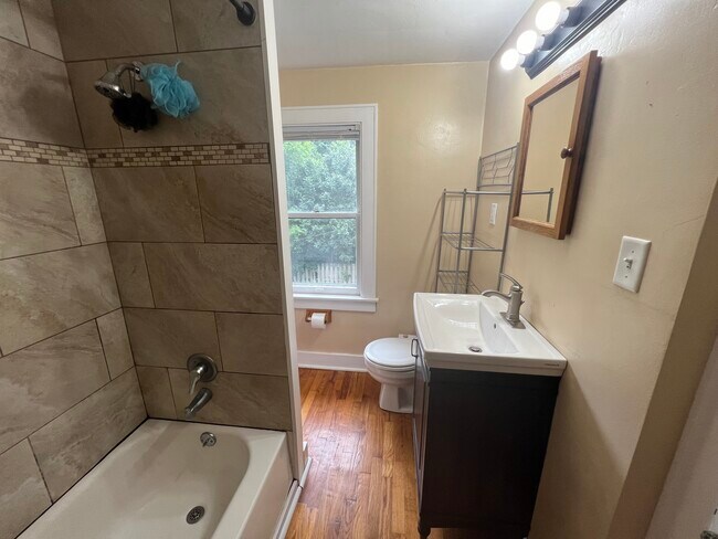 Building Photo - 1300 W Barnes Ave