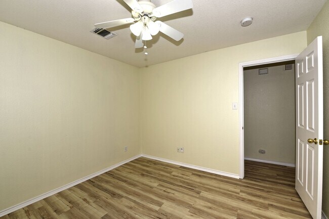 Building Photo - GREAT SINGLE STORY HOME  |  DECK REDONE CL...