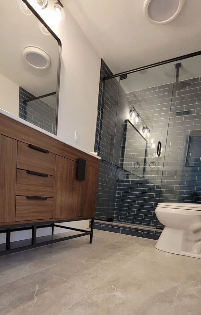 Building Photo - SPACIOUS 3 BEDROOM 2 BATH - ST. PETERSBURG, FL