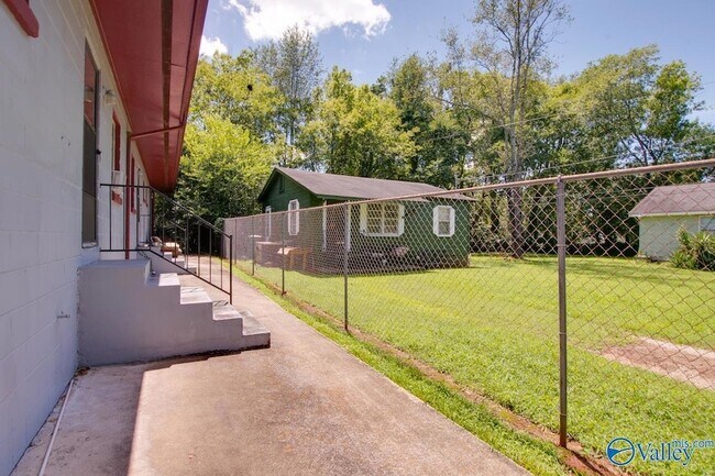 Building Photo - 1328 Oshaughnessy Ave NE