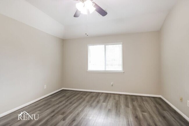 Building Photo - 4002 Old Pine Grove Dr