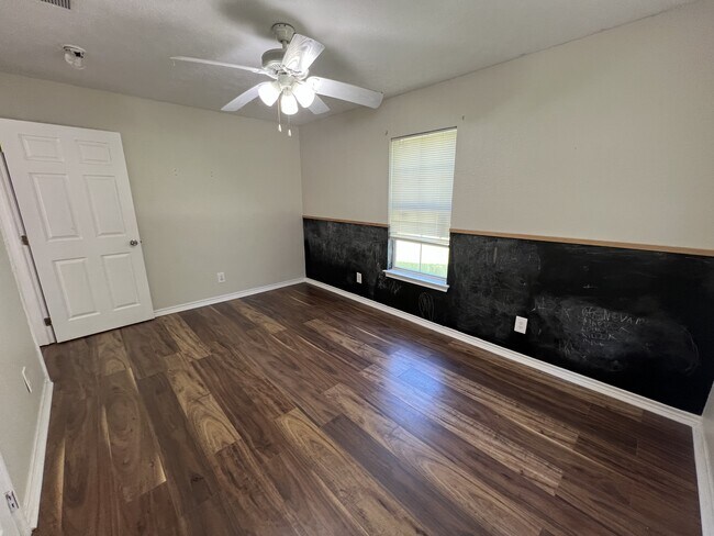 Building Photo - 664 W Tram Rd