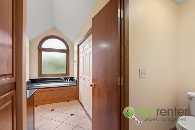 Building Photo - Beautiful 4 bed/3 bath with golf course vi...