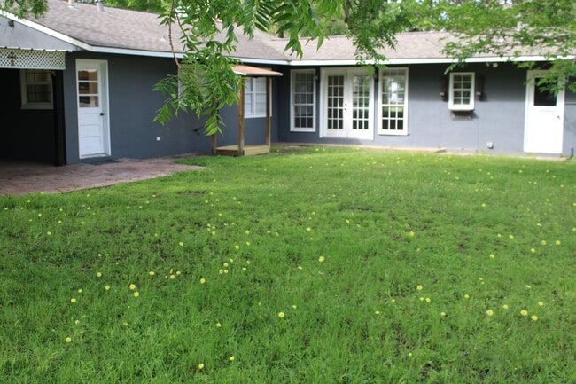 Building Photo - 3 Bedrom 2 bath with a 1 car garage