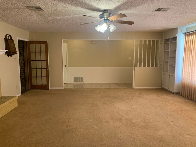 Building Photo - Cozy and Quaint 2 bedroom 2 bath with bonu...