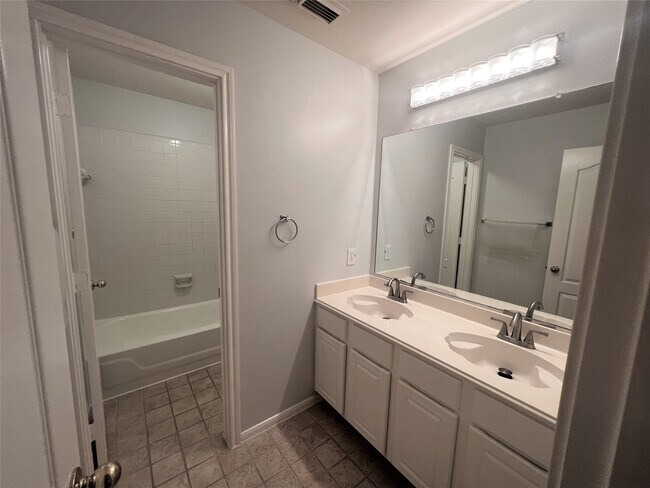 Building Photo - 18126 Somerset Knolls Ct