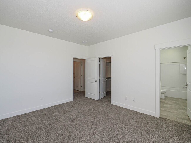 Building Photo - 3 Bedroom, 2.5 Bathroom in South Jordan