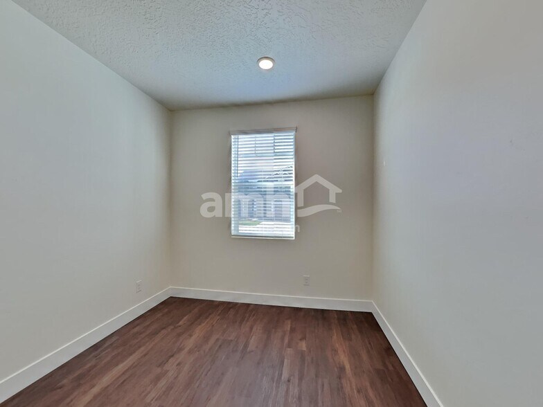 Building Photo - 3087 N Vigo Ave
