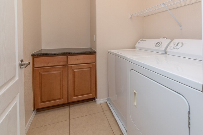 Building Photo - End Unit Townhouse Available Now!
