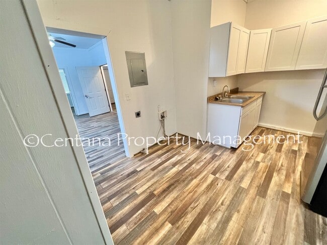 Building Photo - 2 bedroom on the main floor of a duplex on Main St!