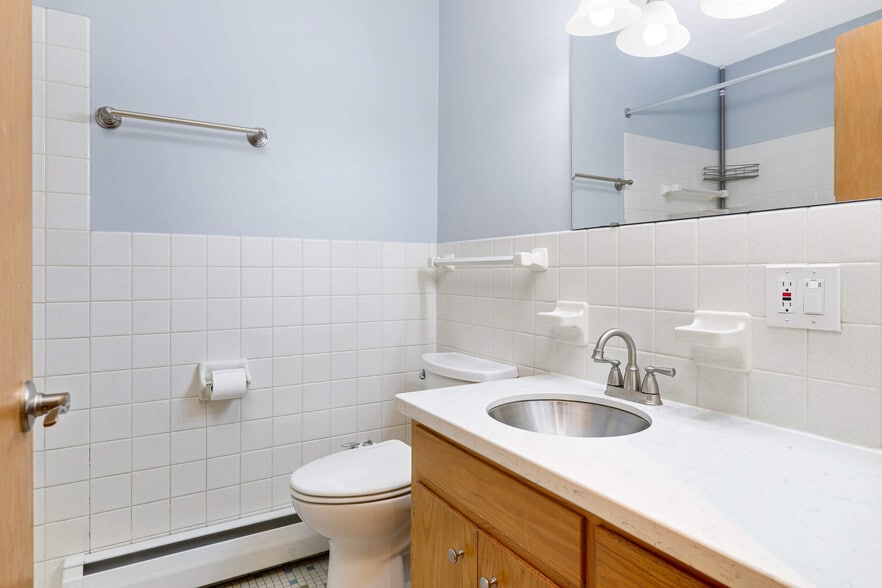 Main floor Bath - 2525 Maple Ln