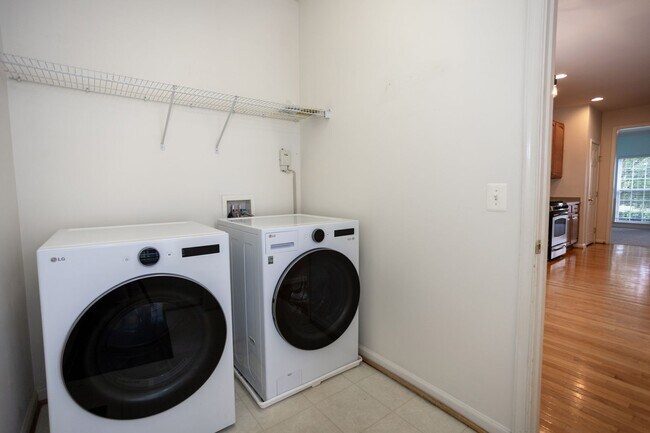 Building Photo - Spacious & Bright Home in Parks of Piedmon...