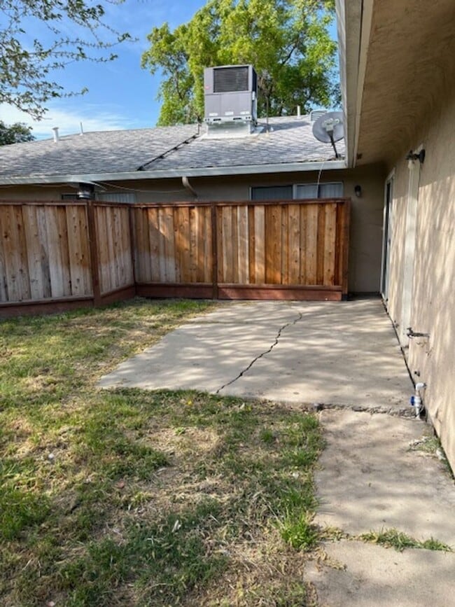 Building Photo - Single story, 3 bed 1.5 bath home.