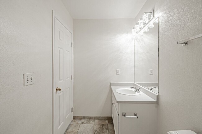 Building Photo - Spacious 4BD, 3.5BA Aurora Highlands Home ...