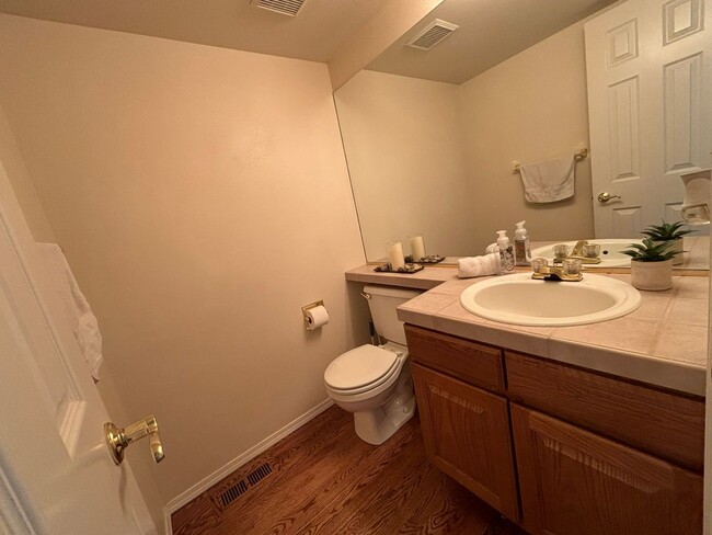 Building Photo - Meticulsly Maintained 5 Bedroom, 4 Bathroo...