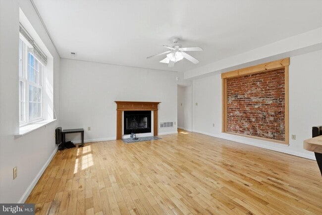 Building Photo - 1347 S 6th St