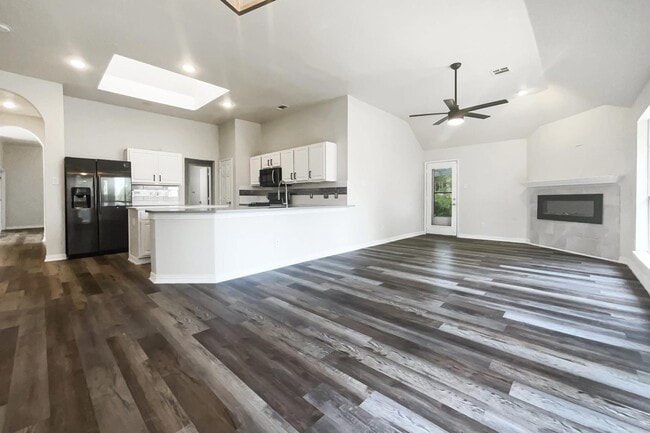 Building Photo - MOVE IN READY