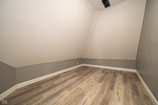 Building Photo - 817 W 5th St